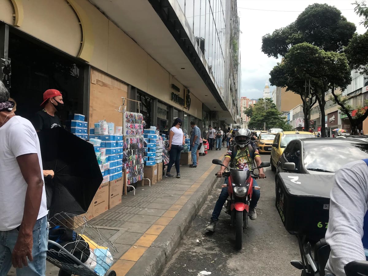 Quienes van a pie por la calle 36 han visto reducido el espacio en los andenes, ya que se montó todo un almacén a la vista de las autoridades, que nada hacen para evitar su avance. (Fotos: Jaime Del Río / VANGUARDIA)