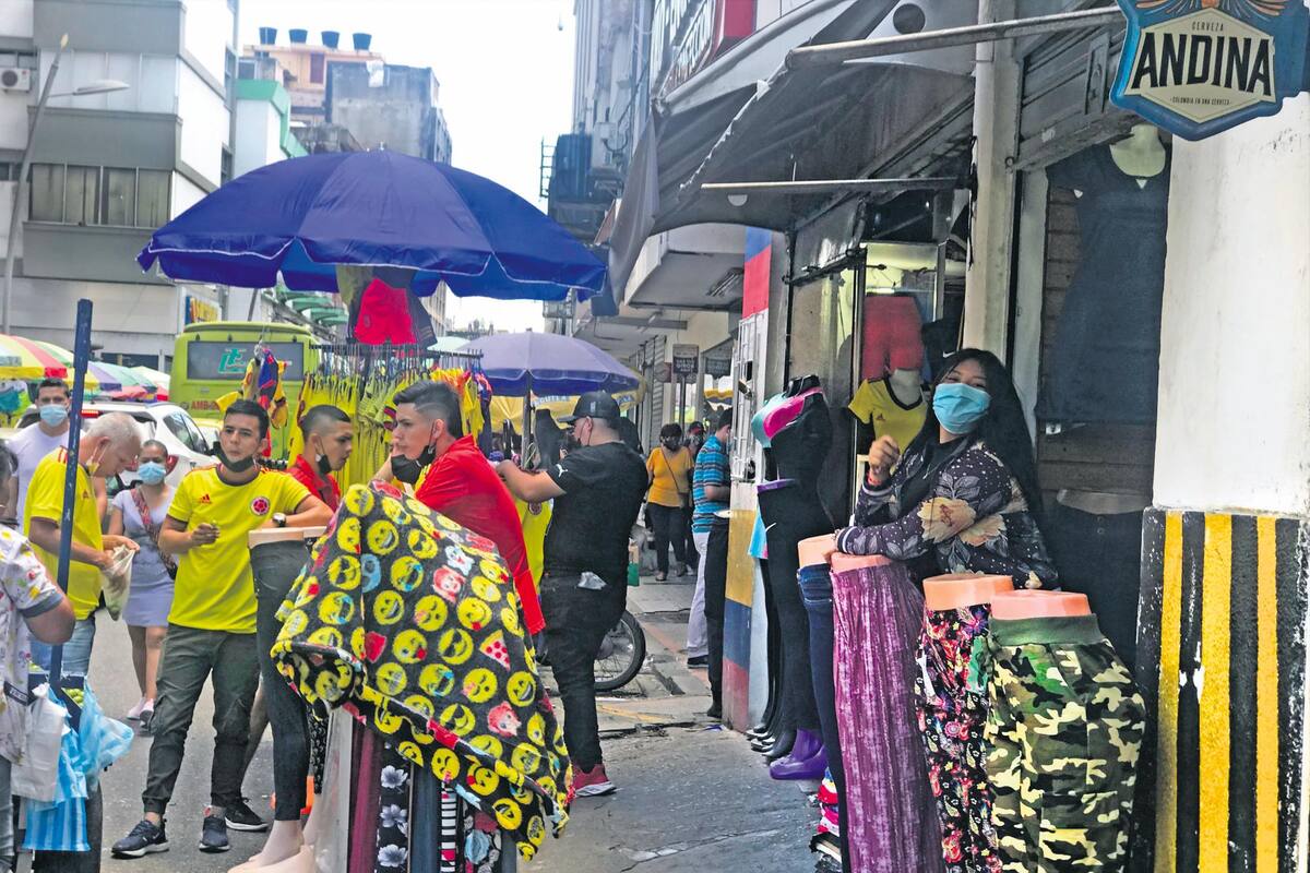 El poco espacio que existe en los andenes del Centro es ocupado por ventas callejeras y también por comerciantes formales que utilizan las aceras como vitrinas o estantes para ofrecer sus mercancías. (Fotos: Jaime Del Río / VANGUARDIA)