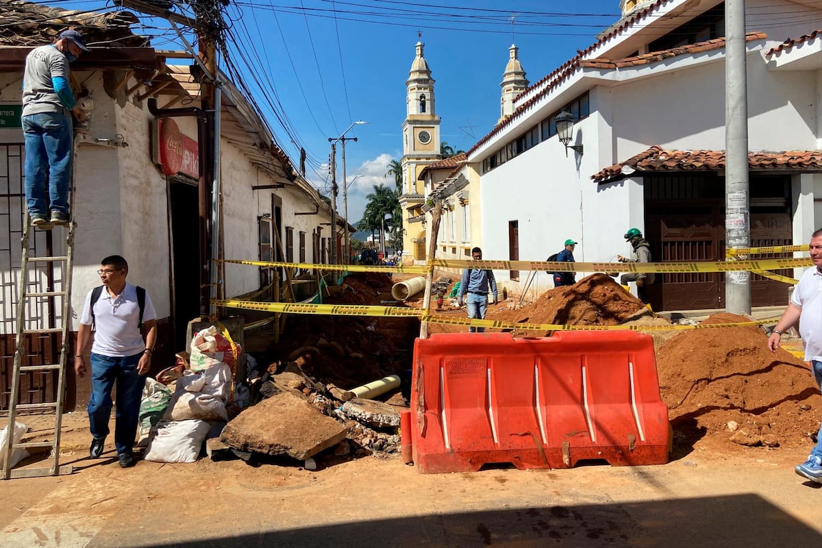 Sobre la calle 37, entre carreras 11 y 13, múltiples negocios como tiendas, loncherías y restaurantes se encuentran en crisis, advierten propietarios y administradores de los establecimientos. (Fotos: Jaime Del Río - José Luis Pineda / VANGUARDIA)