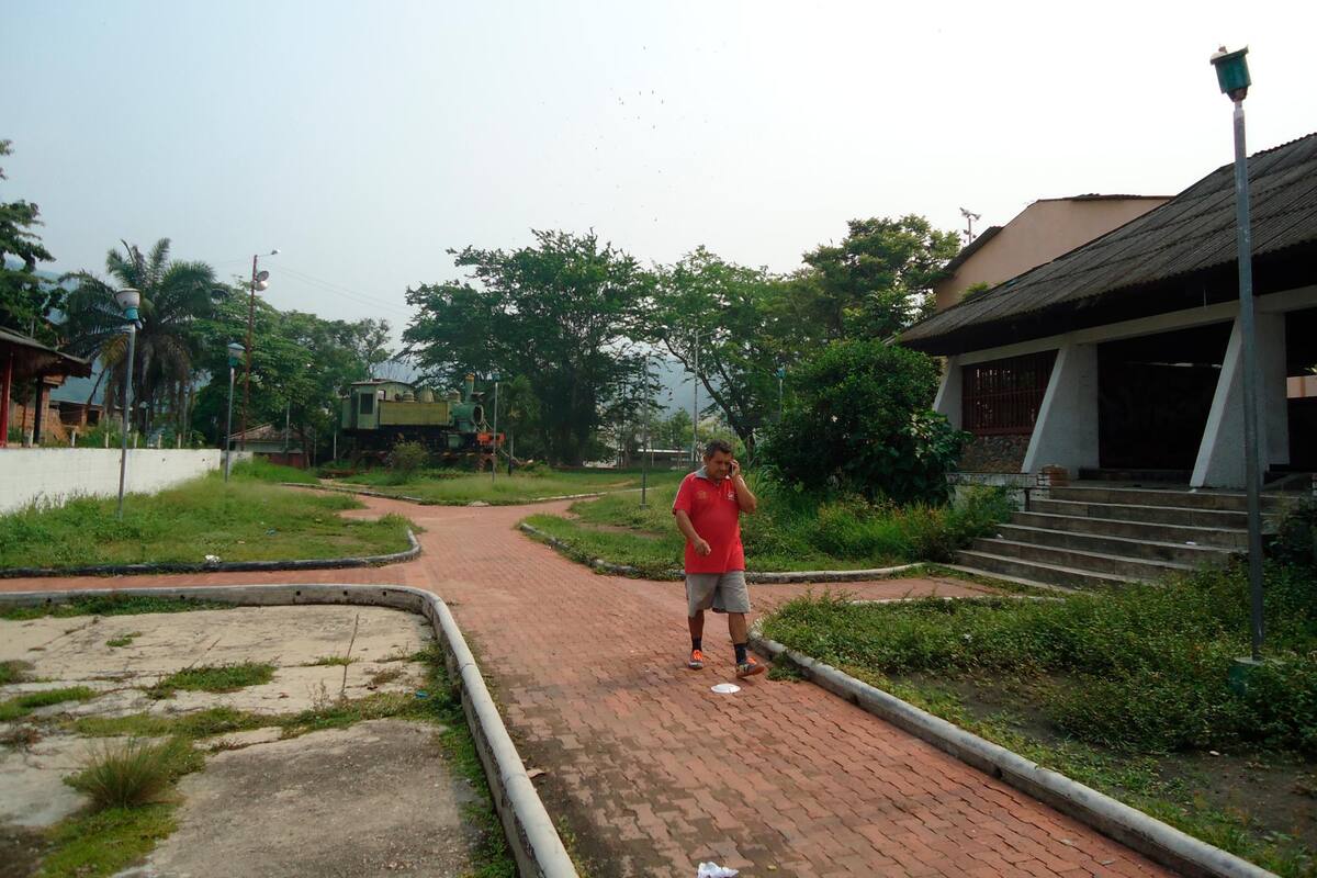 En este lugar se construirá el Parque del Ferrocarril, un espacio que actualmente está en ruinas y que representa múltiples riesgos en materia de inseguridad para la comunidad. Allí funcionaba antiguamente el club ferroviario. (Fotos: Jaime Del Río / VANGUARDIA)