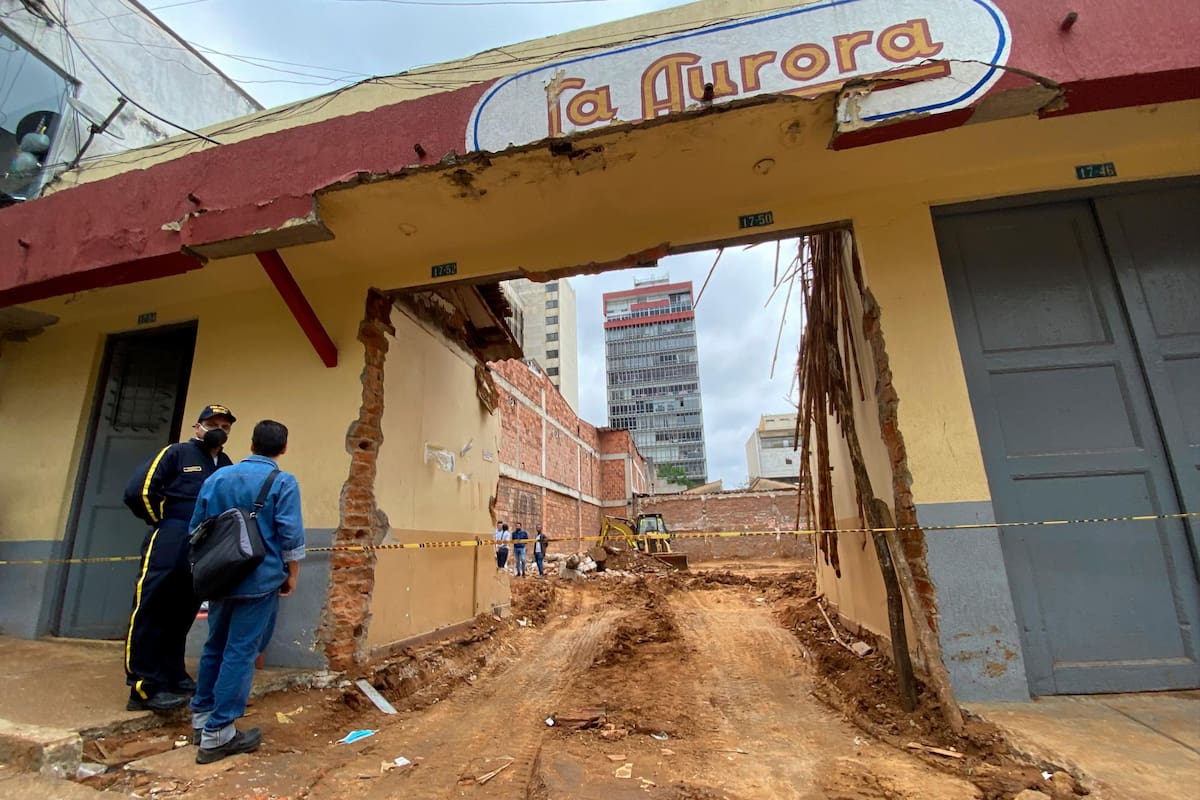 Solo quedan las puertas y la fachada de esta antigua casona, que se ubicaba en la calle 34 # 17-50, en el Centro de Bucaramanga. (Fotos: Jaime Del Río)