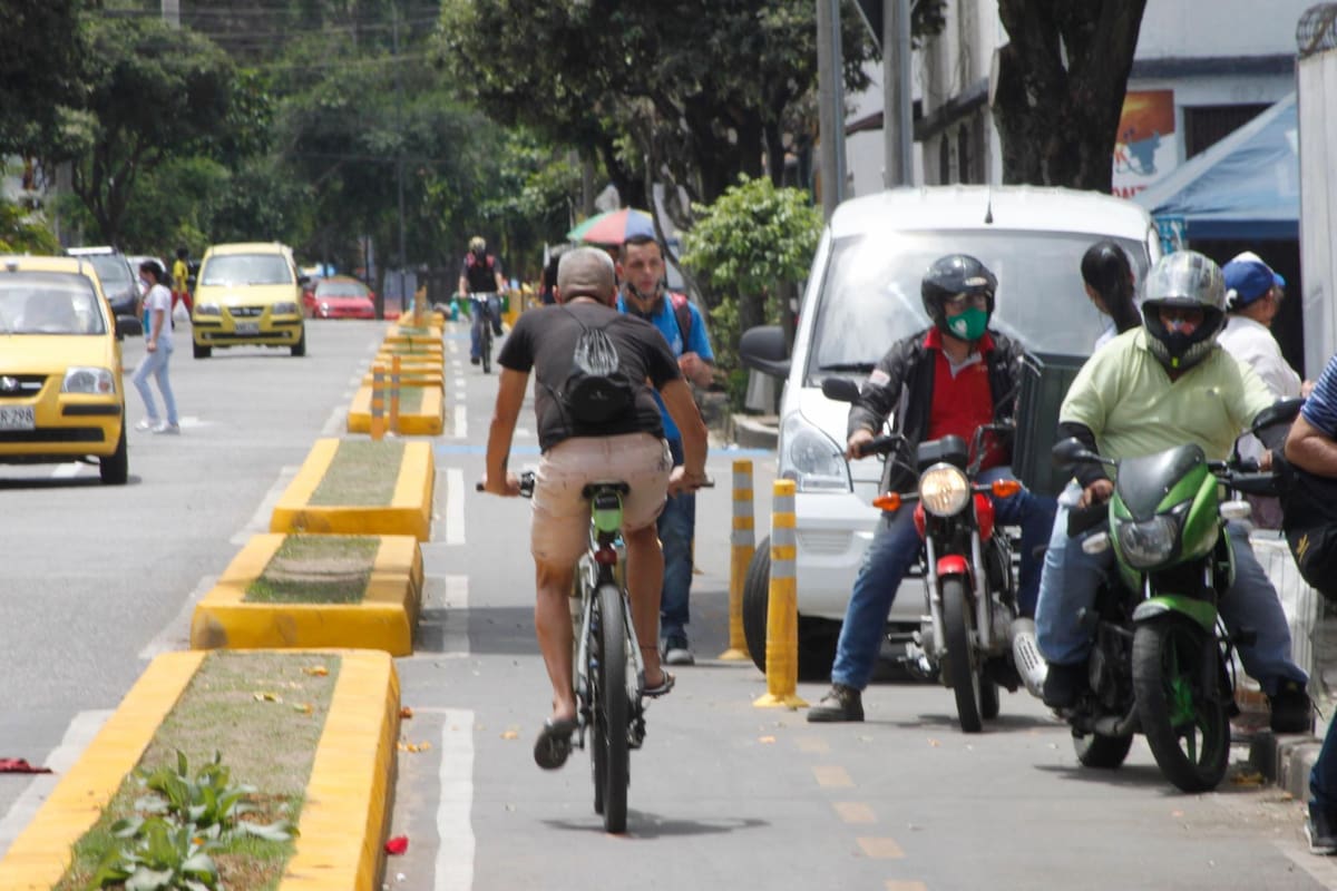 Resta cerca del 20% de la ejecución de las obras para terminar esta red de ciclo infraestructura. En corredores como la carrera 21, los pedalistas no tienen garantizado el paso por los carriles exclusivos debido a la invasión de automotores. (Foto: Jaime Del Río / VANGUARDIA)