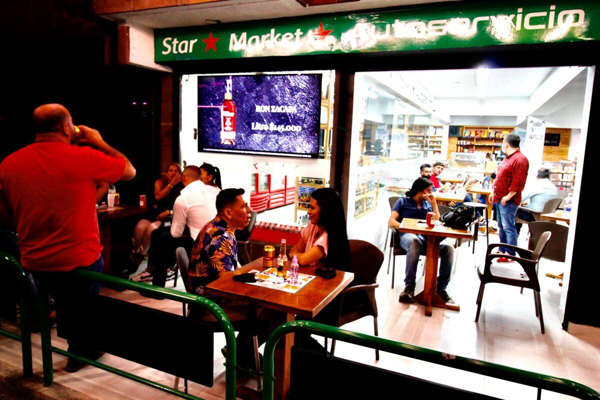 Cerca de 27 bares y discotecas funcionan en la zona conocida como ‘Cuadra Play’, ubicada en el sector de Cabecera. (Foto: Ingrid Paola Albis Pérez / VANGUARDIA)