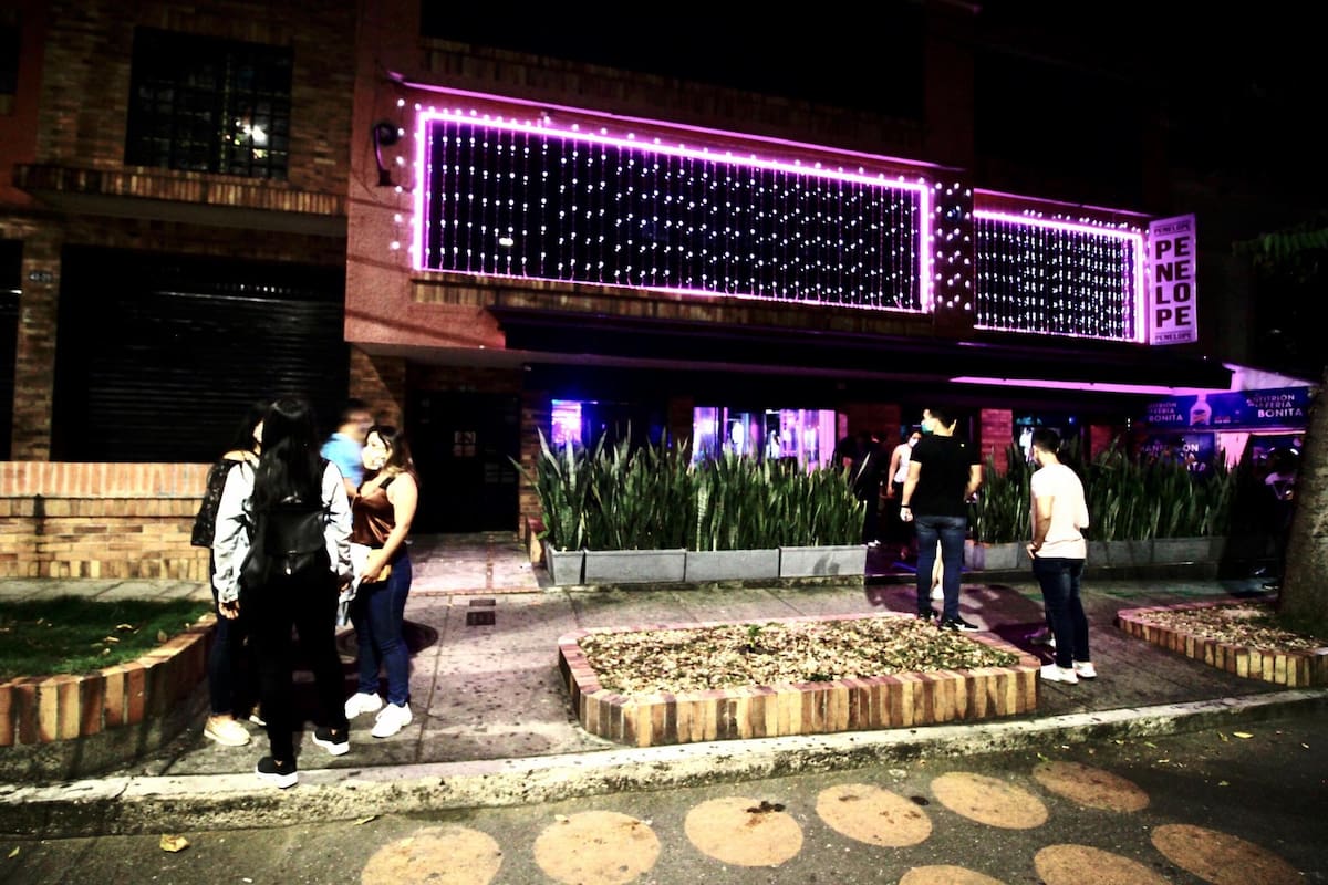 Cerca del 70% de quienes suelen asistir a los centros de entretenimiento nocturno tienen entre 18 y 25 años, población que no ha sido vacunada. (FOTO/Jaime Del Río)