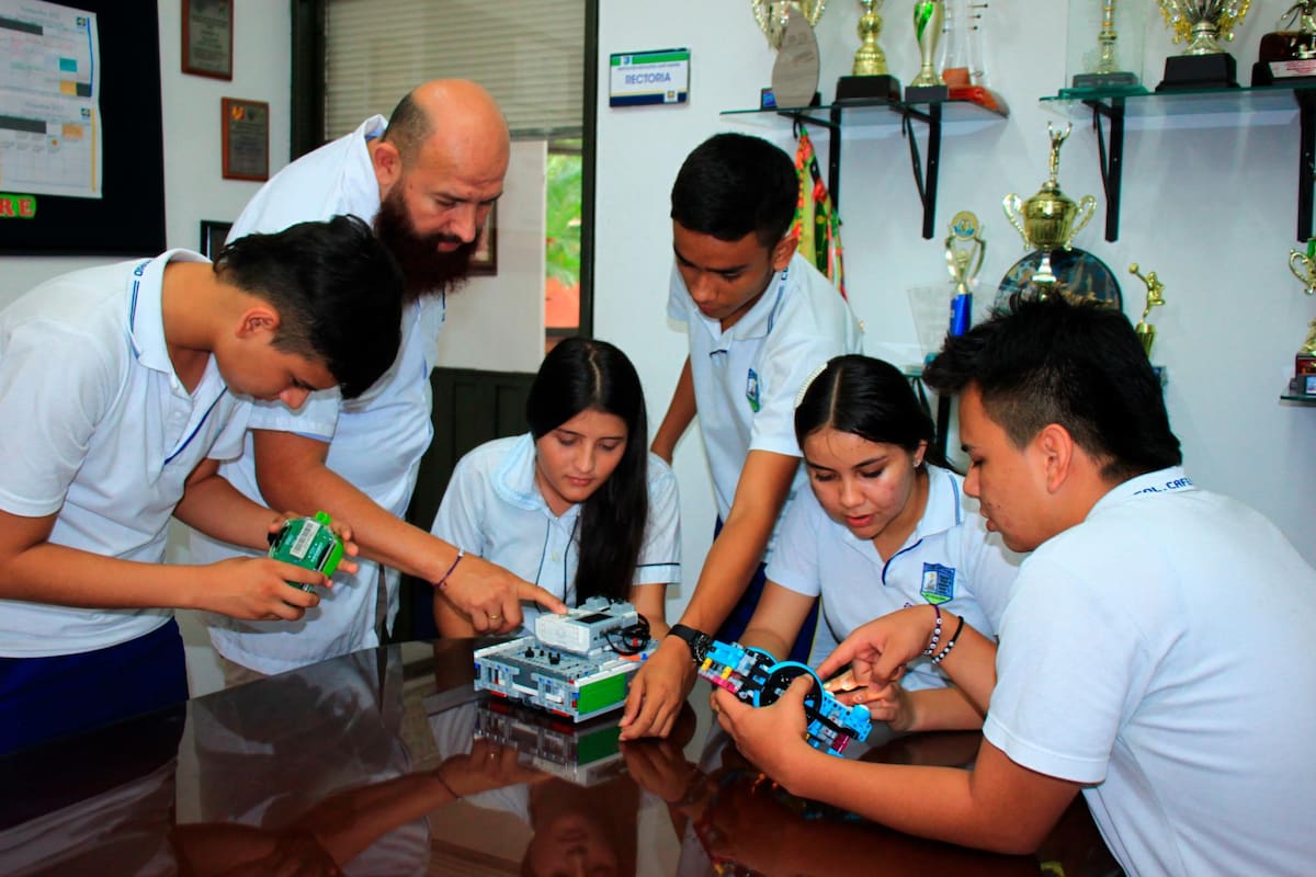 Ellos son los cinco estudiantes que integran el equipo de robótica de la IE Café Madrid, Cafebot, que lograron quedarse con el primer puesto de la Hackathon en la categoría senior. Jaime del Río / VANGUARDIA