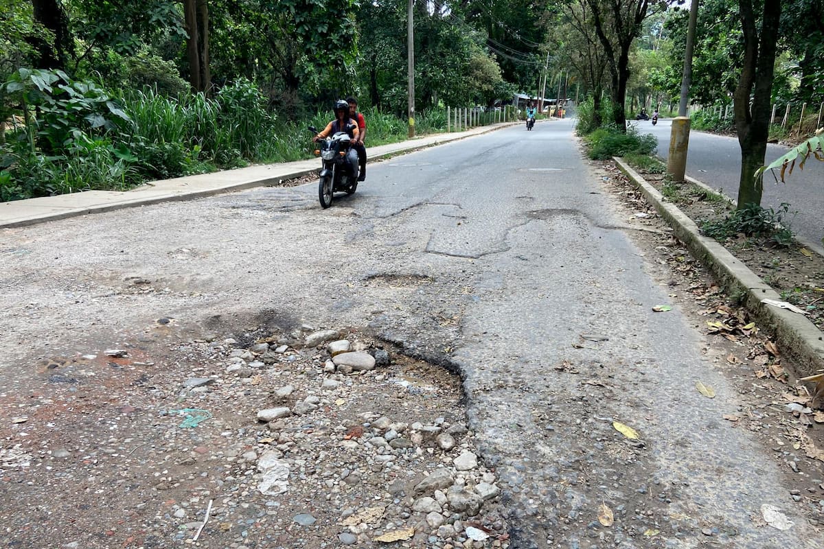 Además de los arreglos que se requieren con urgencia en el asfalto de este corredor, también se requieren mejoras en materia de alumbrado público. (Fotos: Jaime Del Río / VANGUARDIA)