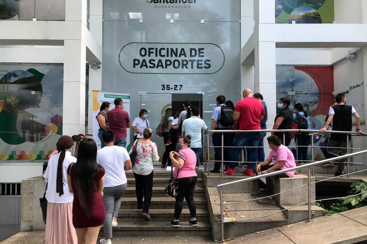 En las últimas semanas la ciudadanía ha reportado aglomeraciones en las afueras de la Oficina de Pasaportes. (Fotos: Jaime Del Río - Suministradas / VANGUARDIA)