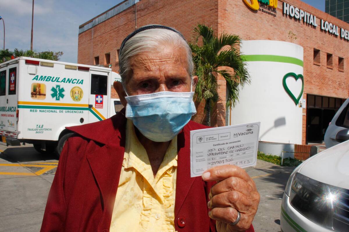 Según la Gobernación de Santander, las EPS y las secretarías de salud municipales deben revisar y adelantar la base de datos correspondiente a la población de 60 a 79 años, de manera que cuando llegue el momento sea solo programar la cita y así evitar retrasos. (Foto: Jaime del Río / VANGUARDIA)