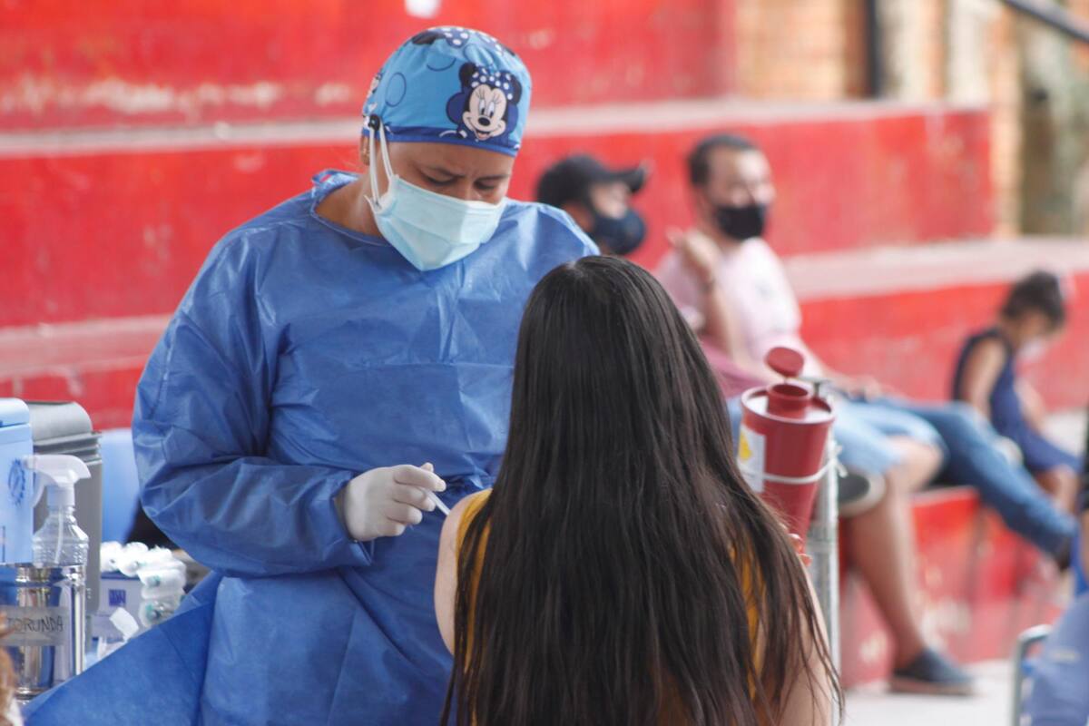 En Santander han llegado 1.789.353 dosis de las farmacéuticas Pfizer, Sinovac, Moderna, Janssen y Astrazeneca. El procentaje de vacunación es del 96%. (Foto: Jaime del Río / VANGUARDIA)