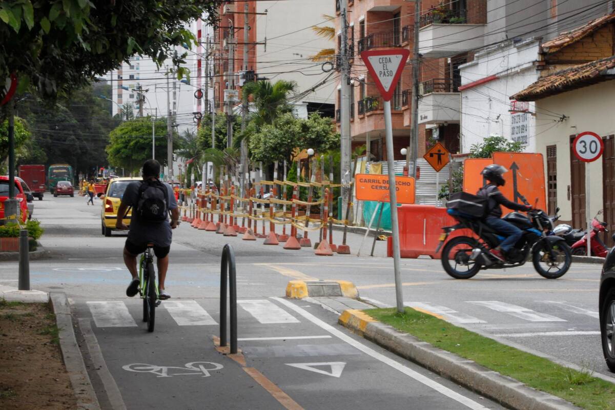 Este cruce se adecuará con una señalética especial en el suelo y con múltiples letreros verticales, para garantizar un paso seguro de los ciclistas que ascienden por la izquierda en el momento que deben trasladarse a la calzada derecha, en donde ya se inició la construcción del tramo de ciclorruta que hace falta para conectar con la Plaza Guarín. (Fotos: Jaime Del Río / VANGUARDIA)