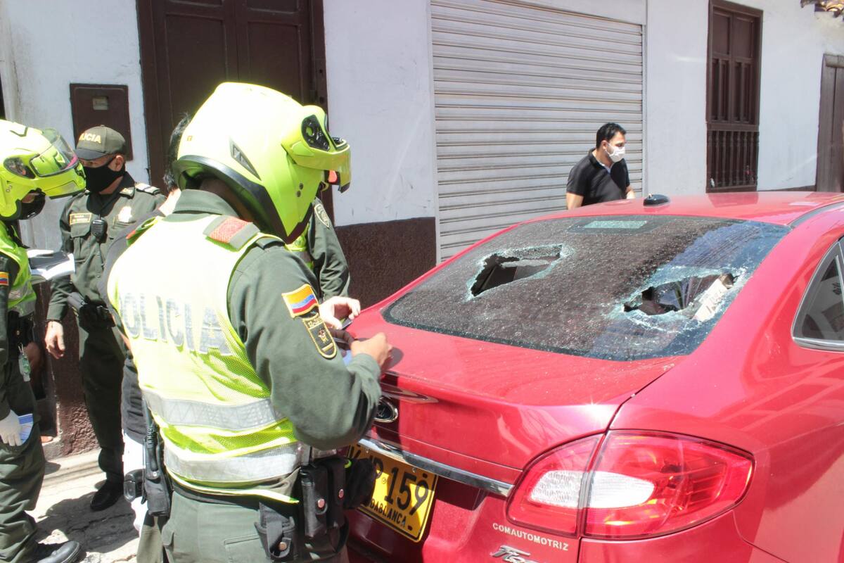 Le partieron un vidrio por negarse a que se lo limpiaran en una calle de Bucaramanga