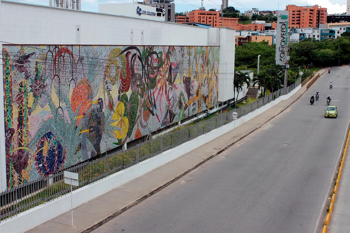 El maestro Jorge Iván Arango utilizó envases de perfumes y canicas para darle riqueza de textura y color al mural. Cada pieza fue hecha por él mismo. En casa tenía dos hornos que duraban más de ocho horas horneando baldosas. (Foto: Jaime del Río / VANGUARDIA)