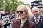 ¿Quién es la mujer que logró que condenaran a Donald Trump por abuso sexual y difamación?