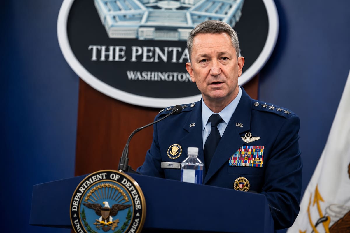El jefe del Estado Mayor Conjunto de Estados Unidos, el general John D. Caine, dijo que recientemente un F-16 ucraniano derribó un avión de combate ruso por primera vez en un combate aéreo.