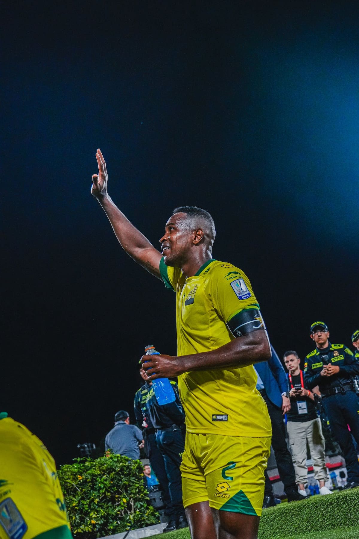 Jéfferson Mena entregó una emotiva arenga antes del partido entre Atlético Bucaramanga y Millonarios. Foto: Redes sociales de Jéfferson Mena.