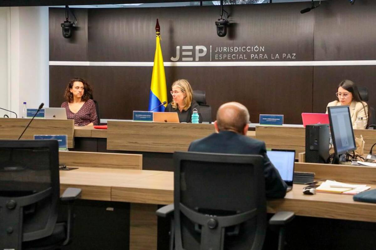La magistrada Caterina Heyck, de la Sección de Revisión de la JEP, suspendió la audiencia pública de revisión de compromisos del compareciente Alexander Farfán Suárez, conocido como alias ‘Gafas’. Suministrada/VANGUARDIA