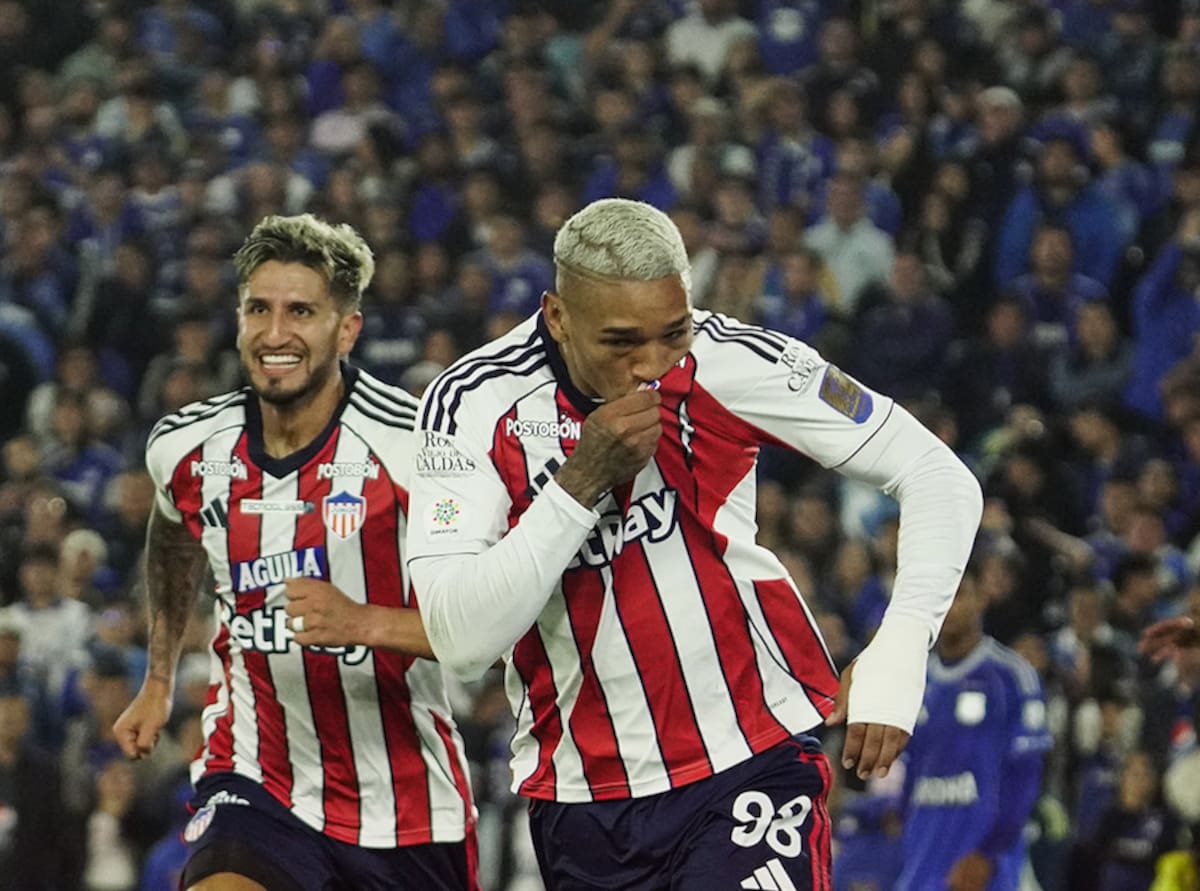 Jermein Peña celebra junto a Daniel Rivera, el gol marcado a Millonarios este domingo en el estadio Nemesio Camacho de Bogotá en partido por la segunda fecha del Torneo Apertura de la Liga BetPlay Dimayor.//Cortesía @JuniorClubSA.