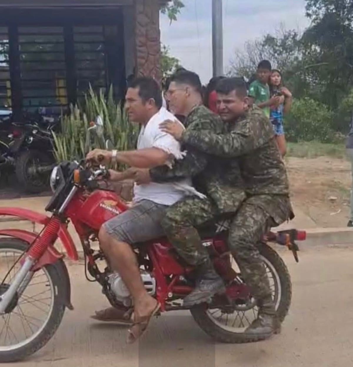 Mientras el país llora a los militares fallecidos en Putumayo, surge la historia de Jhan Trujillo, el campesino que no dudó en arriesgarlo todo para salvar vidas. ¡