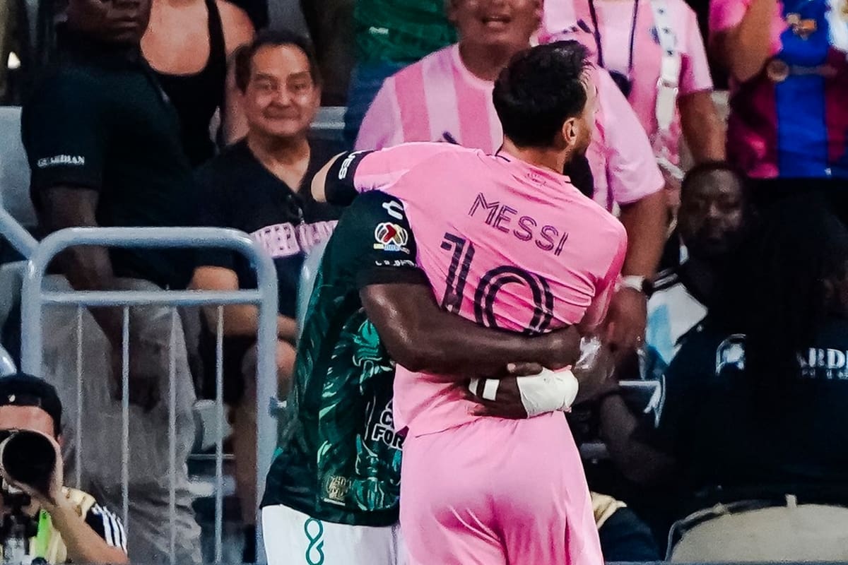 Jhohan Romaña se hizo célebre por el abrazo que le dio a Lionel Messi. Foto: Club León.