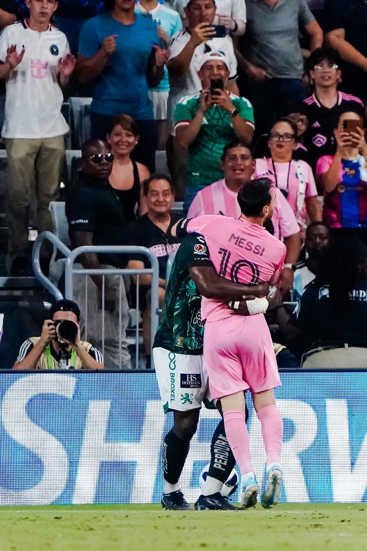 Jhohan Romaña se hizo célebre por el abrazo que le dio a Lionel Messi. Foto: Club León.