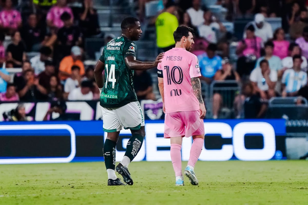 Jhohan Romaña se hizo célebre por el abrazo que le dio a Lionel Messi. Foto: Club León.