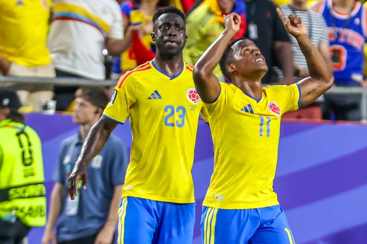 El destacado futbolista Jhon Arias, junto a su pareja, reaccionó al sismo en Chocó enviando un avión con médicos e insumos. Un gesto de apoyo crucial.. // Foto: Juan Antonio Sánchez - Colprensa