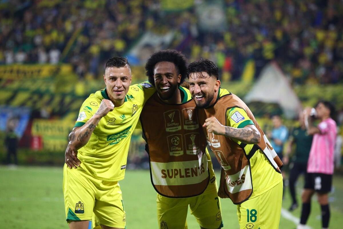 Jhon Fredy Salazar celebra con Kevin Londoño e Israel Alba, su primer gol con Atlético Bucaramanga en la goleada ante Pereira. Foto: Jaime Moreno/Vanguardia.