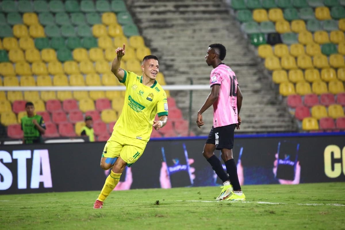 Jhon Fredy Salazar celebra su primer gol con Atlético Bucaramanga en la goleada ante Pereira. Foto: Jaime Moreno/Vanguardia.
