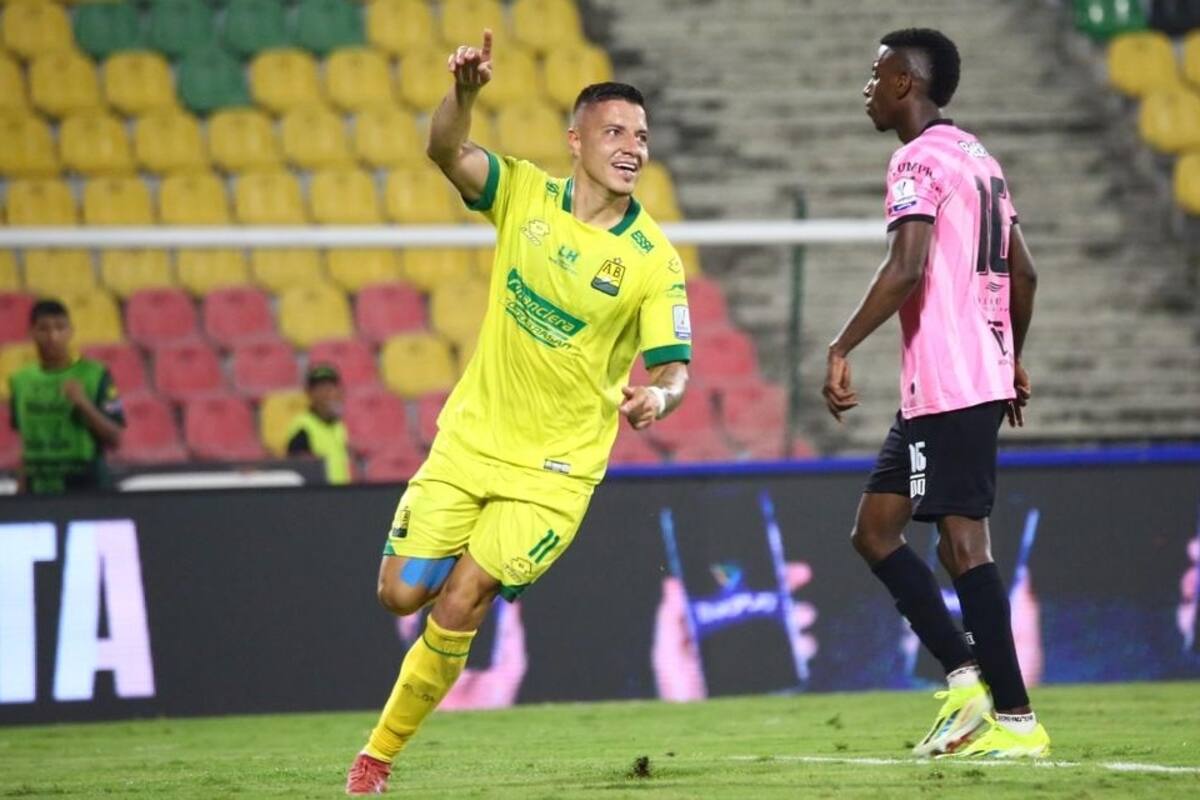 Jhon Fredy Salazar celebra su primer gol con Atlético Bucaramanga en la goleada ante Pereira. Foto: Jaime Moreno/Vanguardia.