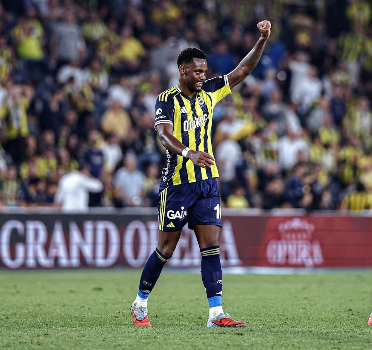 Jhon Jáder Durán levanta su primer título como profesional: campeón de la Supercopa de Turquía. Foto: Redes sociales de Jhon Durán.