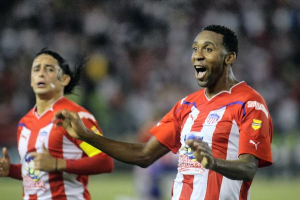 Jhon Viafara (R) of Colombia's Junior de Barranquilla celebrates after scoring against Brazil's Gremio during their Copa Libertadores 2011football match at the Roberto Melendez stadium in Barranquilla, Colombia, on February 24, 2011. AFP PHOTO/STR