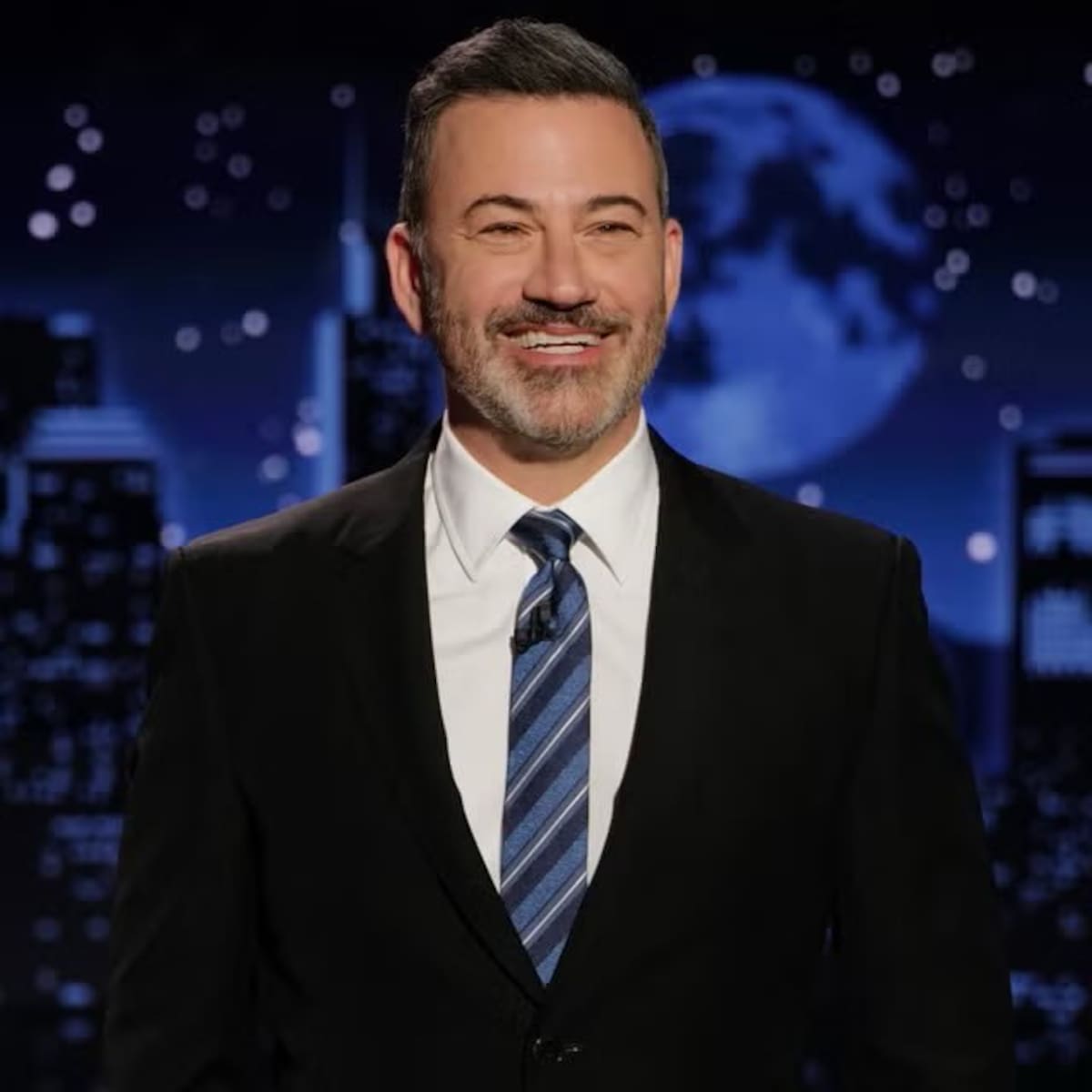 El presidente Trump pide a ABC que despida a Jimmy Kimmel después de que bromeó en el aire la semana pasada diciendo que Melania Trump era una "viuda expectante".