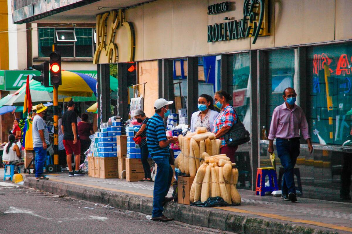 En corredores del Centro como las calles 34 y 36 los peatones cuentan con muy poco espacio para sus desplazamientos, debido a la gran cantidad de ventas informales y desórdenes de automotores. (Fotos: Jaime Moreno / VANGUARDIA)