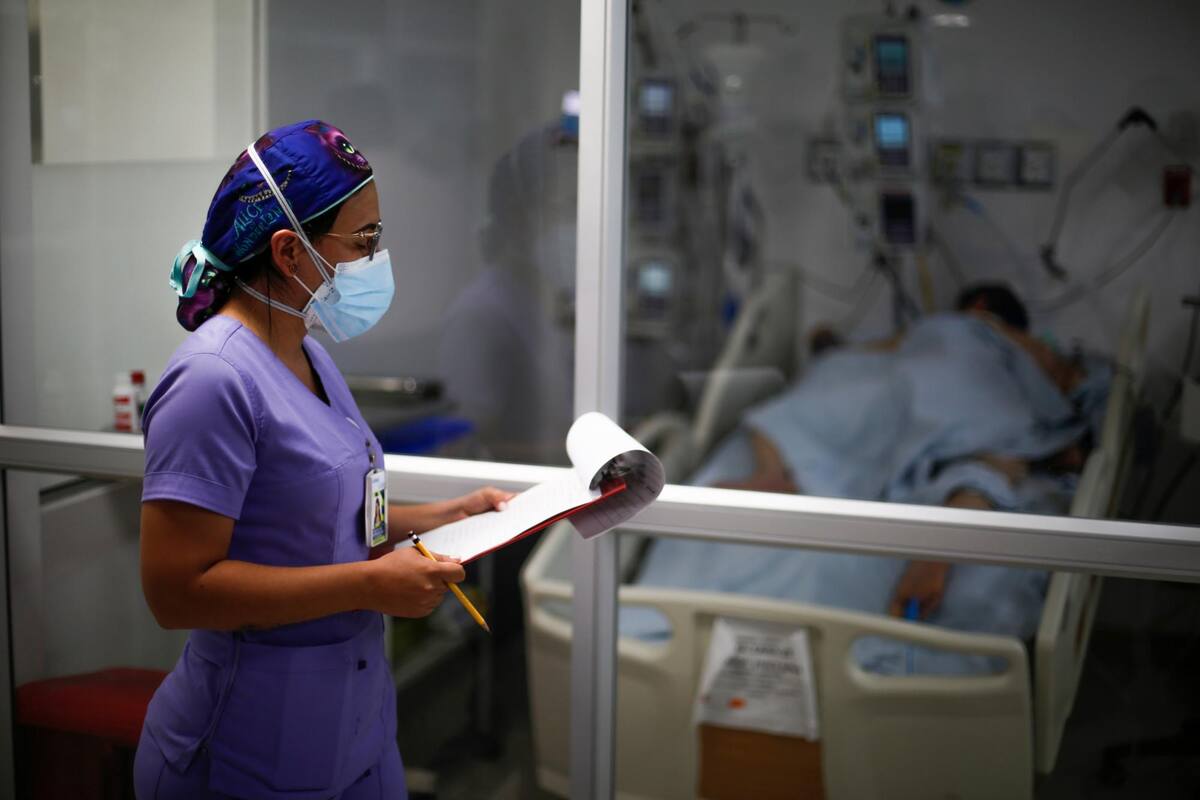 Médicos intensivistas reconocen que, ante la falta de medicamentos, se han implementado estrategias diferentes para mantener a los pacientes bajo efectos de sedación. Si bien no es lo ideal, son los esfuerzos que se hacen en UCI para el manejo adecuado de los pacientes graves por COVID-19. (Foto: Jaime Moreno / VANGUARDIA)
