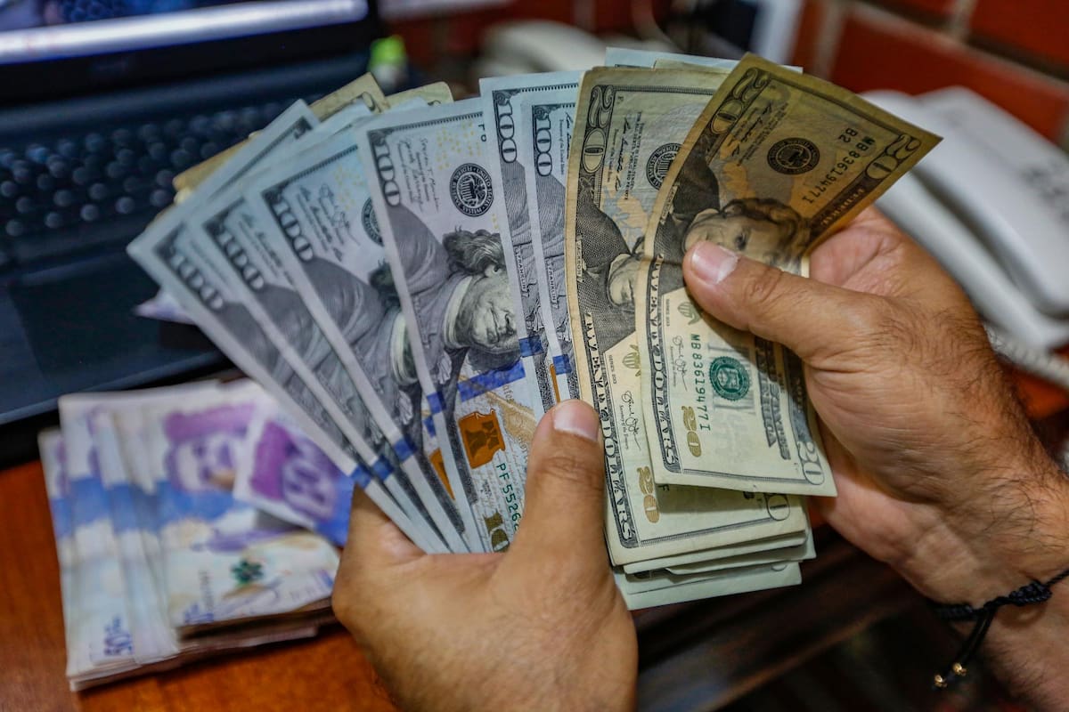 Jaime Moreno Vargas / VANGUARDIA A medida que el dólar sube, los hogares que reciben giros del exterior tienen más pesos para gastar.