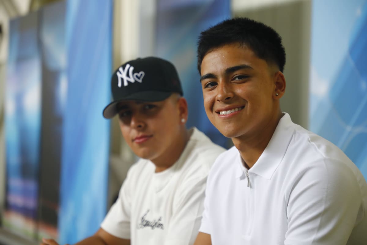 JN OFFICIALL, el dúo de hermanos que mezcla reguetón, afrobeat y trap, se presenta en Lebrija durante su primer acercamiento a las raíces familiares.