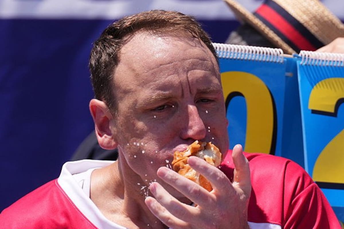 Joey Chestnut devoró 66 hot dogs en 10 minutos y ganó el tradicional concurso del 4 de julio en Nueva York. La ola de calor extremo evitó que rompiera su récord mundial de 76 perritos.