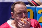 ‘Rey’ indiscutible: Joey Chestnut devora 66 perros calientes en el tradicional concurso del 4 de julio