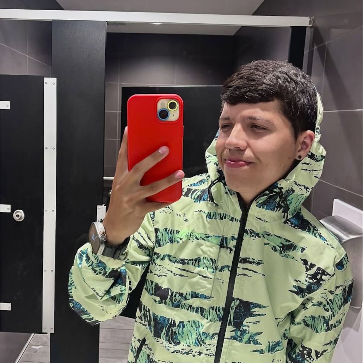 Días después de que el colombiano Johan Sebastián Durán Guerrero fuera abatido por disparos de un agente del Servicio de Inmigración y Control de Aduanas (ICE) durante un operativo en Biddeford, Maine (Estados Unidos), su esposa, Karolina Rojas Álvarez, leyó un emotivo comunicado en el que recordó la vida de su esposo y el profundo vacío que su ausencia ha dejado en ella y en la hija de ambos, de apenas tres años.