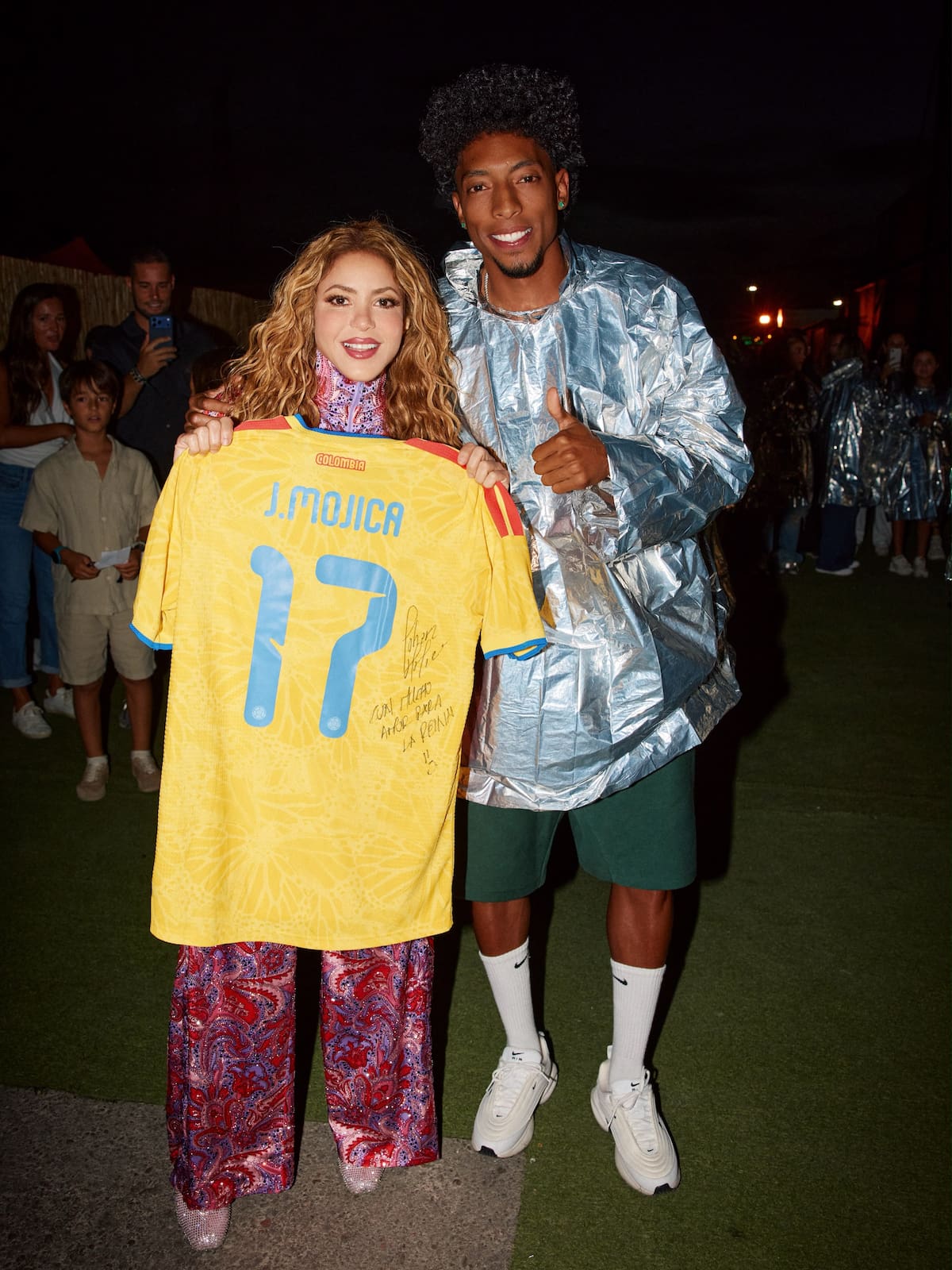 Johan Mojica también había compartido con Shakira durante otra fecha de la residencia y le entregó una camiseta de Colombia. Foto: Redes sociales Johan Mojica