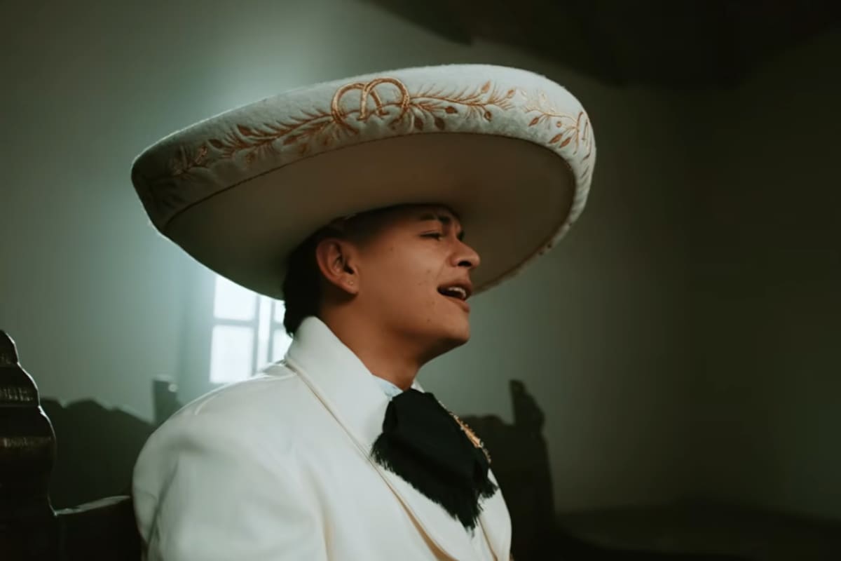 El cantante nacido en Barbosa, Santander, presentó su propia versión de ‘Volver, Volver’, el clásico inmortalizado por Vicente Fernández. Johan Sanabria es además el primer colombiano firmado por Rancho Humilde, sello de la música mexicana contemporánea.
