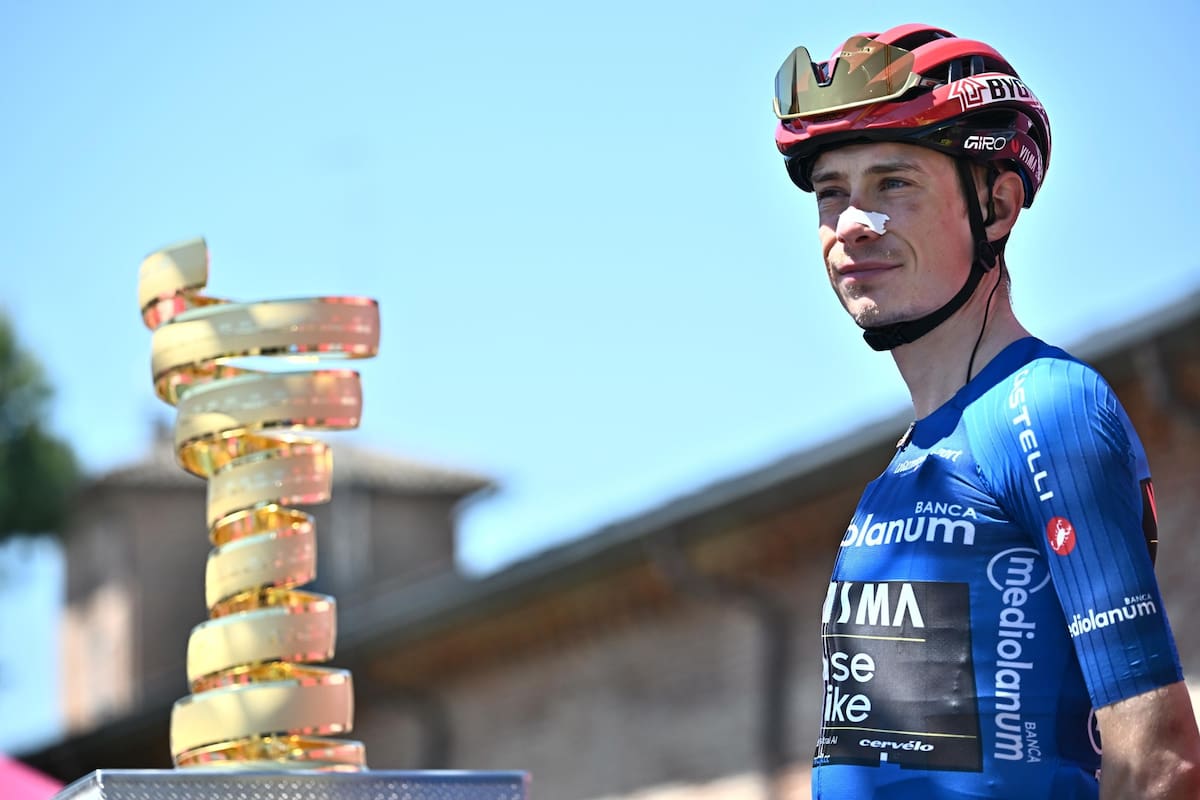 El corredor danésJonas Vingegaardm del equipoVisma | Lease A Bike, en el podio en Cervia, Italia. EFE/EPA/LUCA ZENNARO