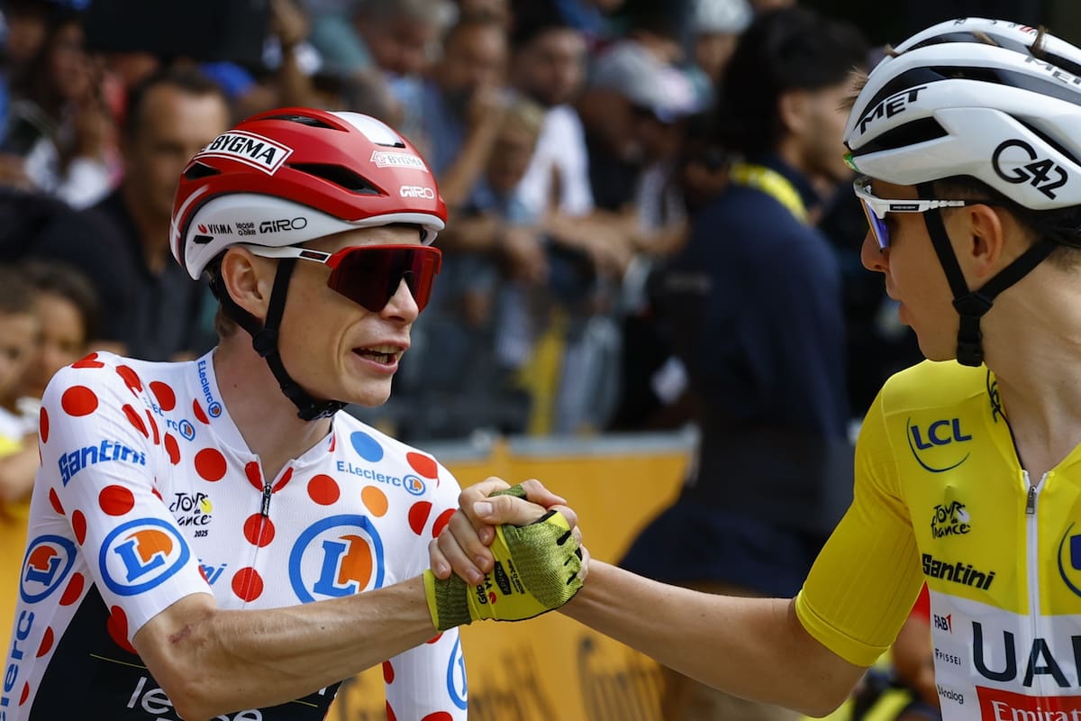 Tadej Pogacar y Jonas Vingegaard son dos de los principales candidatos al premio Bicicleta de Oro de la temporada 2025.. EFE/EPA/MARTIN DIVISEK