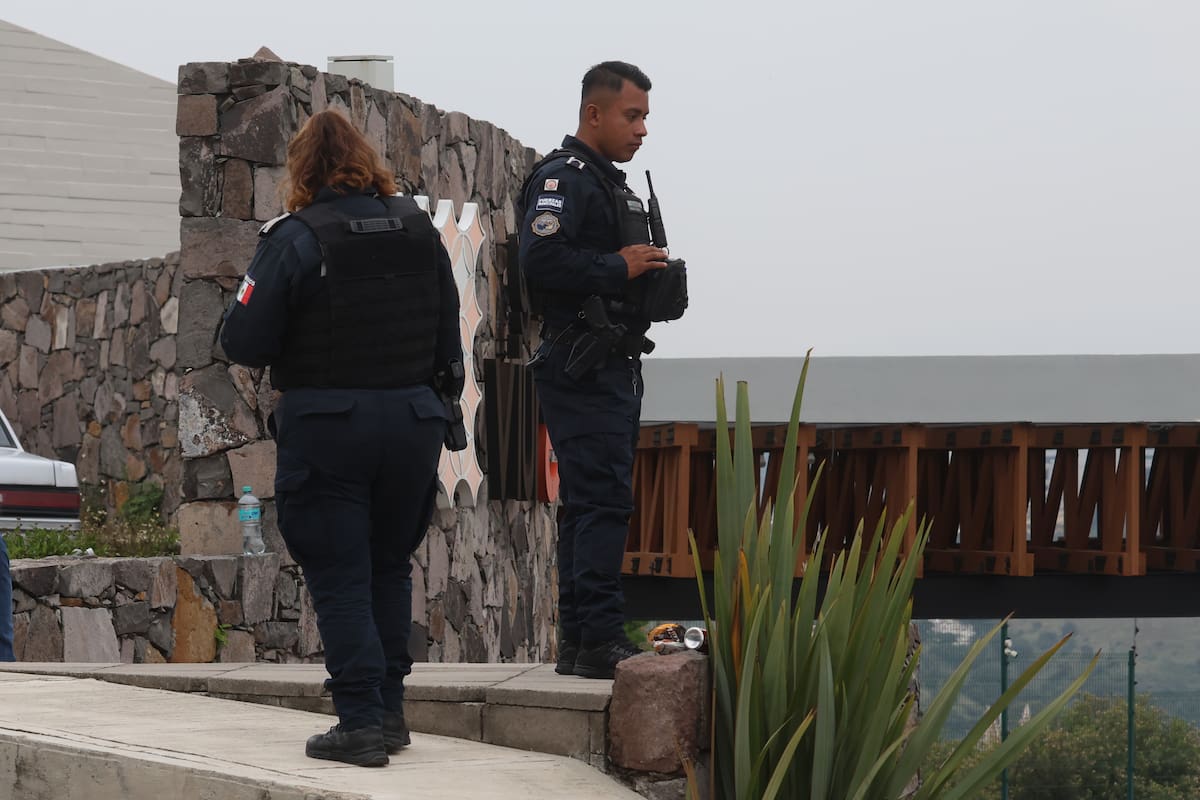 Policías custodian la zona donde se cometió un homicidio múltiple de Jonathan Meléndez y su familia. //Foto: EFE.