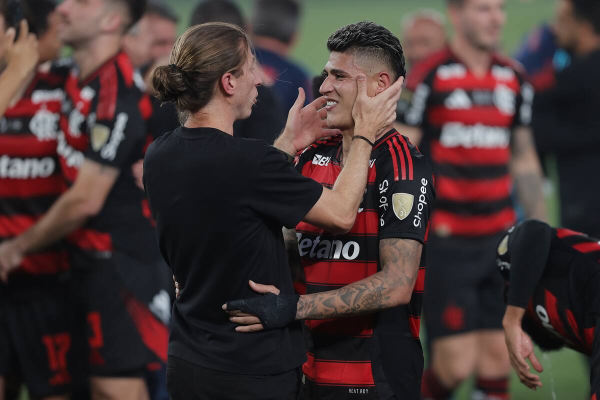 El entrenador de Flamengo Filipe Luís (i) celebra con Jorge Carrascal. //Foto, EFE: José Jácome