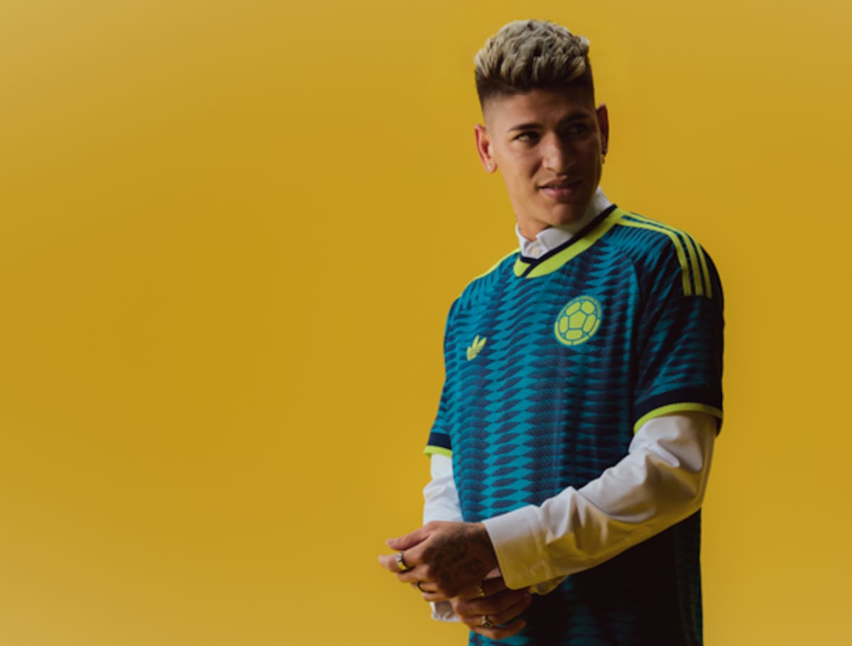 Jorge Carrascal con la nueva camiseta alternativa de la Selección Colombia. Foto: Adidas.
