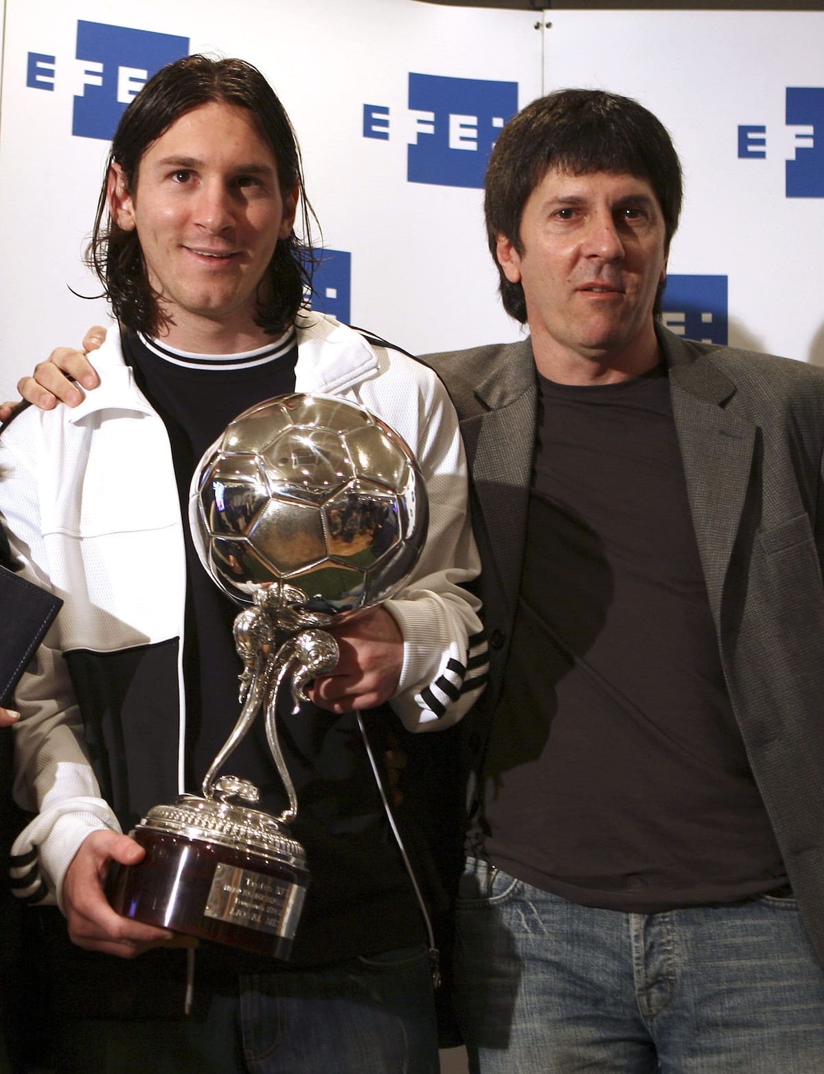 El entonces delantero argentino del F.C Barcelona, Lionel Messi (i) posa para los medios gráficos junto a su padre, Jorge, con el trofeo EFE al mejor futbolista iberoamericano de la temporada 2006-07 de la Liga española. //Foto, EFE: Andreu Dalmau/rsa
