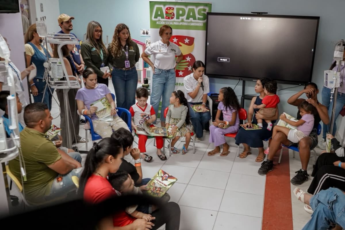 La Primera Dama de Santander, Victoria Eugenia Casallas Lozano, acompañó una jornada de lectura organizada por ASPAS para los pequeños pacientes del HUS.