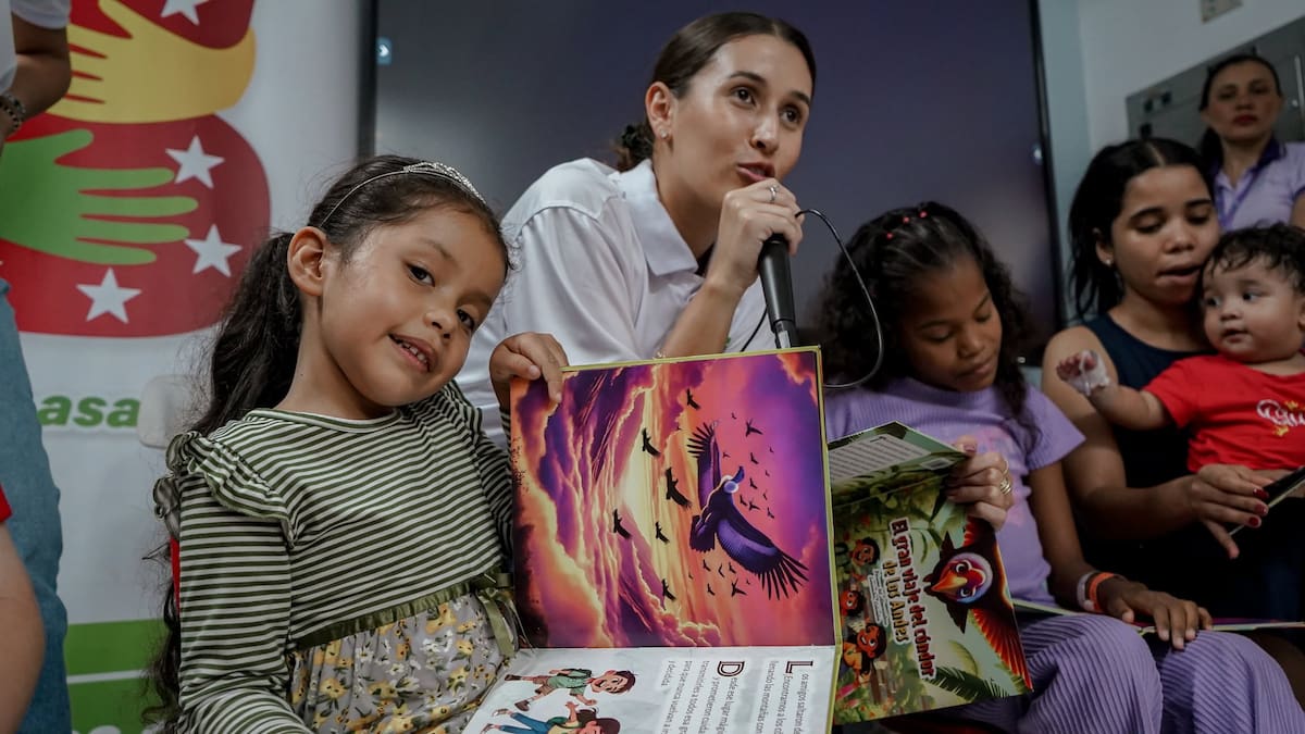 La Primera Dama de Santander, Victoria Eugenia Casallas Lozano, acompañó una jornada de lectura organizada por ASPAS para los pequeños pacientes del HUS.