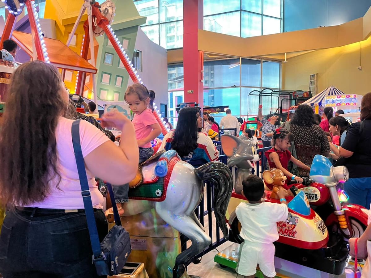La Fundación Internacional María Luisa de Moreno, en alianza con City Park, organizó una jornada recreativa en la que 70 niños de sectores vulnerables disfrutaron de las atracciones del parque y participaron, junto a sus padres, en un taller de valores y fortalecimiento de la comunicación familiar.
Lesly Cifuentes/Vanguardia